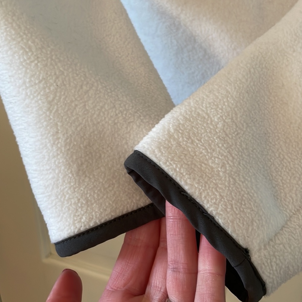 Eddie Bauer white fleece with snowflake embroidery - Picture 7 of 7